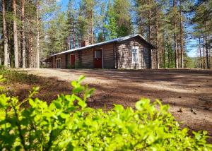 a small cabin in the middle of a forest at Hossa Teeriranta in Teeriranta