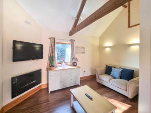 a living room with a couch and a tv at Westfield Courtyard - Uk50704 in Garton