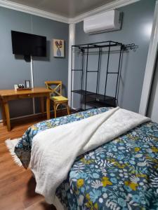 a bedroom with a bed and a desk and a bed at Stil Karoo in Montagu