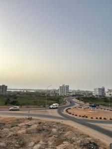 a highway with cars driving down a road at Apartment Luxueux a Cité Apix in Niadyorane