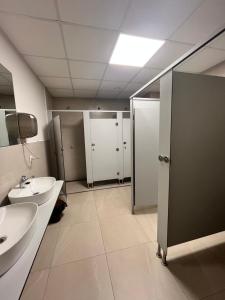 a bathroom with two sinks and two toilets at Albergue Hostel Barosa in Barro