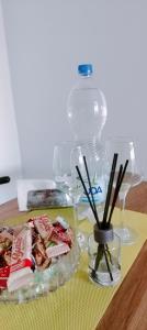 a table with a plate of food and a vase with sticks at City Nest in Vršac +8 photos