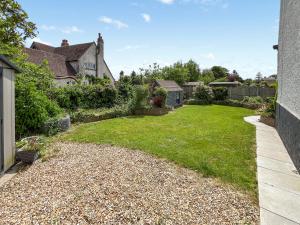 a backyard with a lawn and a house at The Admirals in Sutton on Sea