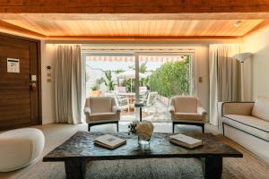 a living room with a couch and a table at Epi Baie de Pampelonne in Saint-Tropez