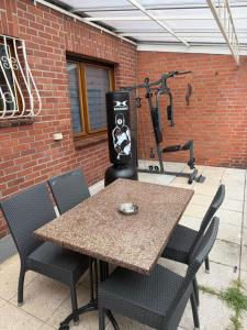 a table and chairs with a gym in a brick wall at WG-Zimmer-Monteurzimmer-Ferienwohnung bis 10 Personen in Aldenhoven