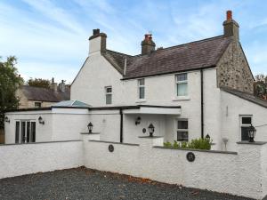 a white house with a white wall at The White Anchor in Newborough
