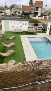 a swimming pool with two chairs and a table at Casa Rural Maño in Deltebre