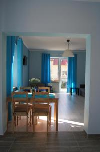 プルシュチ・グダンスキにあるVilla Terraの青い壁のダイニングルーム(テーブル、椅子付)