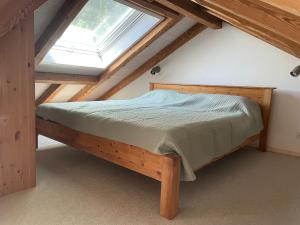 a bed in a room with a window at Erholung im Grünen in Weissach