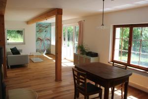 a living room with a table and a dining room at Erholung im Grünen in Weissach