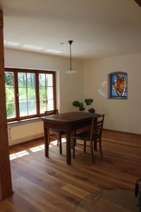 a dining room with a table and a stained glass window at Erholung im Grünen in Weissach