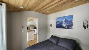 a bedroom with a bed and a mountain at Chalet Ohana in Adstock