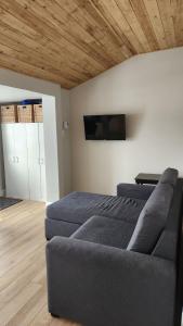 a bedroom with a bed and a couch at Chalet Ohana in Adstock