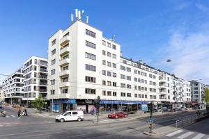 a large white building with cars parked in front of it at 5BR 2Bath Frogner - Parking - Vigelandsparken in Oslo