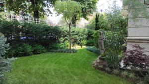 a garden with a statue in the grass at NOBILI LIBARDI - VILLA BASEVI in Verona