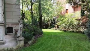 a garden with a statue in the middle of a yard at NOBILI LIBARDI - VILLA BASEVI in Verona