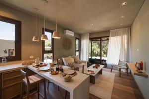 kuchnia i salon z dużą wyspą w obiekcie Macal Cachi Luxury Lodge w mieście Cachí