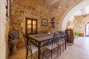a dining room with a table and chairs at Ta' Kullarina Farmhouse in Żebbuġ