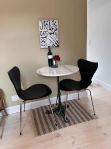 two chairs and a table in a room at Old Town Loft Middelfart in Middelfart +21 photos