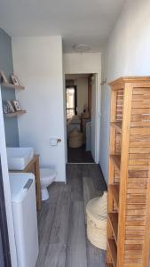 a bathroom with a toilet and a sink and a toilet istg at Studio Maison à Saint-Denis in Saint-Denis