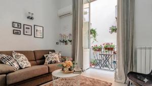 a living room with a couch and a table at CHARLOTTE House in Naples