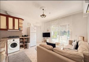 a living room with a couch and a kitchen at Oryx Homes & Villas in Bodrum City