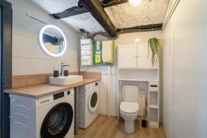 a bathroom with a washing machine and a sink at SBredele - Maison de ville cosy - hypercentre in Sélestat
