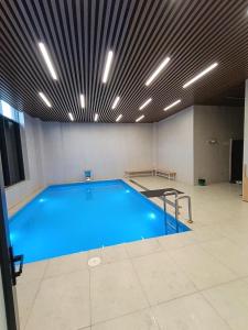 a large swimming pool in a large room at Tabigat Hotel & Spa in Alga
