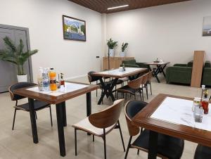 a restaurant with tables and chairs in a room at Tabigat Hotel & Spa in Alga