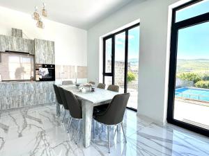 ein Esszimmer mit Tisch und Stühlen in der Unterkunft White Location in Dzoraghpʼyur
