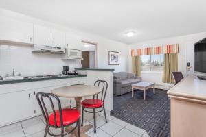 Köök või kööginurk majutusasutuses Super 8 by Wyndham Stettler