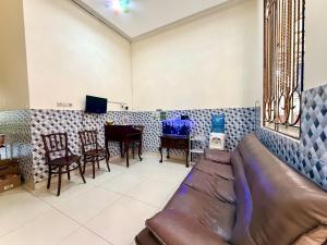 a living room with a couch and a table at Emerald Inn Karawaci in Dungus