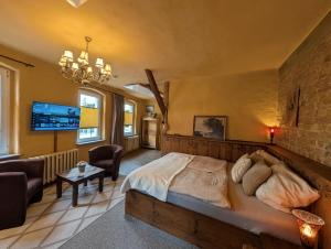 a bedroom with a bed and a living room at Ferienwohnung Viktoria - Vintage Apartment in Bad Klosterlausnitz