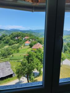 Blick auf einen Bauernhof aus einem Fenster in der Unterkunft Harmony Haus in Visoko