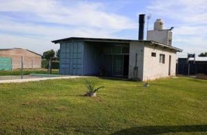 a small building with a plant in a yard at Quincho Paysandu in Arroyo Seco