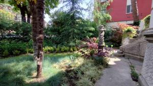 a garden with trees and plants in front of a building at NOBILI LIBARDI - VILLA BASEVI in Verona +57 photos