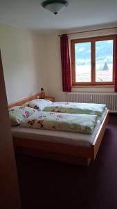 a bed in a bedroom with a window at Merlschober, Ferienwohnung 3, Ossiacher See in Ossiach