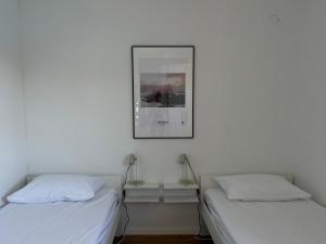 zwei Betten in einem Zimmer mit einem Bild an der Wand in der Unterkunft Apartment Rose in Rogač + 16 Fotos