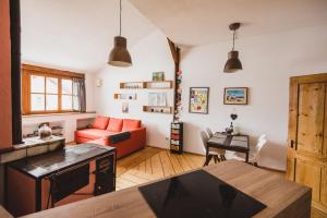 A seating area at MOOKI Country Apartment