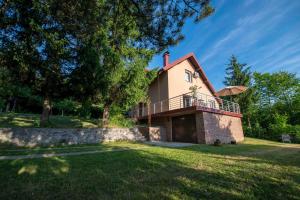 Außenansicht eines Hauses mit großem Garten in der Unterkunft Vila Stanjevac, Sarajevo in Sarajevo