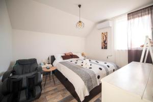 ein Schlafzimmer mit einem Bett und einem Rucksack auf dem Boden in der Unterkunft Vila Stanjevac, Sarajevo in Sarajevo + 86 Fotos