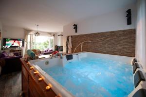 eine große Wanne gefüllt mit blauem Wasser in einem Zimmer in der Unterkunft Vila Stanjevac, Sarajevo in Sarajevo