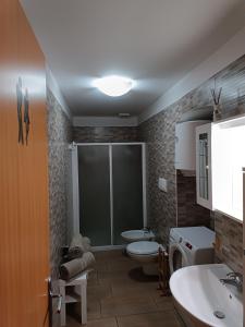 a bathroom with a toilet sink and a washing machine at B&B San Francesco in Molfetta