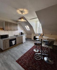a kitchen with a table and chairs in a room at Appartement d'Artiste in Ussel