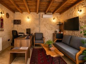a living room with a couch and a tv at Mai Cappadocia in Göreme