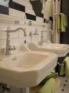 a bathroom with two sinks and a mirror at Die Gute Stube in Dobritz +17 photos