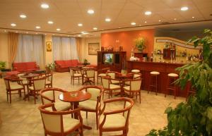 un restaurant avec des tables et des chaises ainsi qu'un bar dans l'établissement Hotel Alkionis, à Zakharo