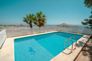 a swimming pool on the roof of a house at Primestay - Chalet Panamá - Piscina y Vistas al Castillo in Peniscola