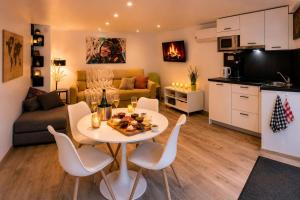 a kitchen and a living room with a table and chairs at Ô17 Séjour wellness avec bain nordique à 5 min de Namur in Namur