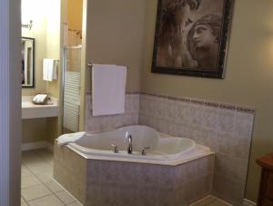 Kylpyhuone majoituspaikassa Lakeshore Inn